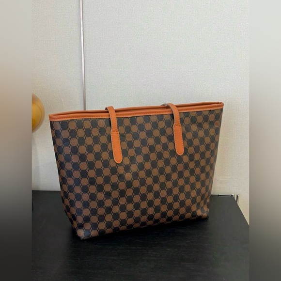 Large Capacity Minimalist Tote
Bag With Check Pattern & Rivet
Decoration - Picture 2 of 8